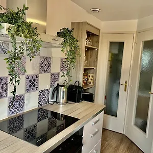 Le Petit , Jolie Maisonnette Terrasse Netflix Parking Prive Jeux De Societe Apartment